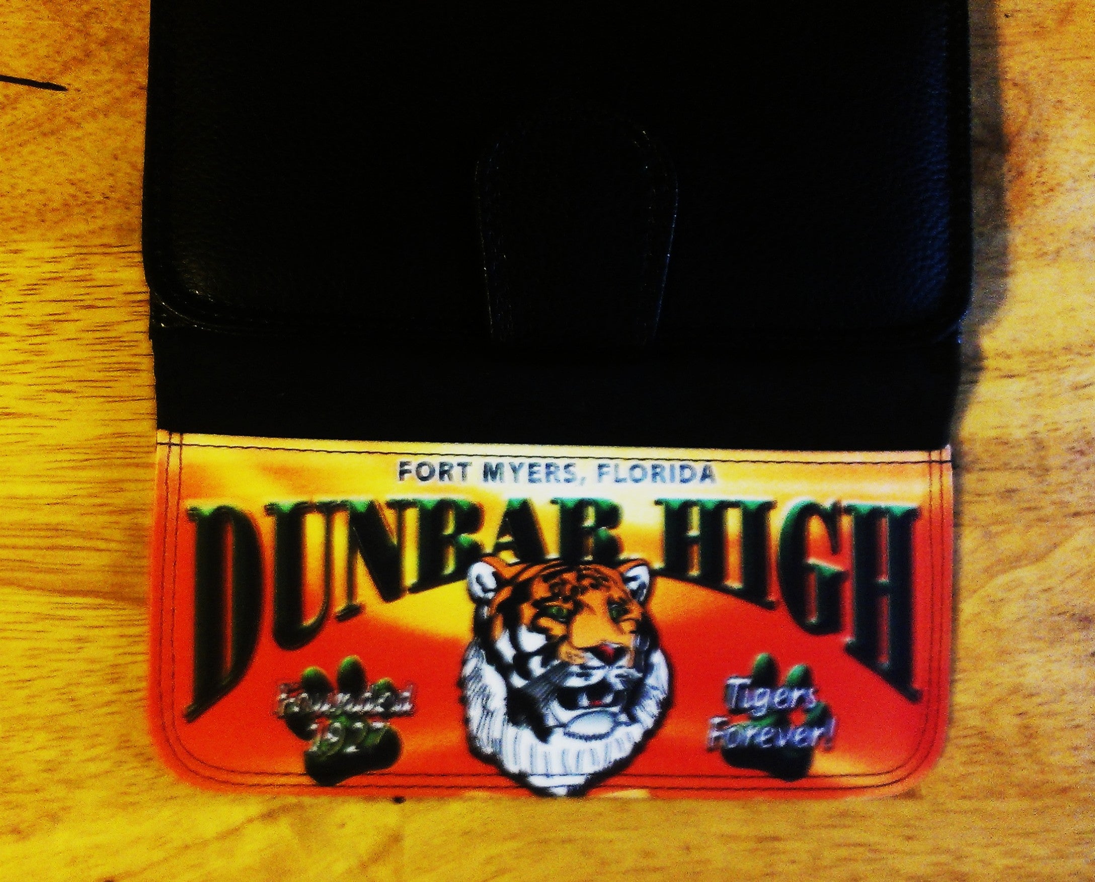 Women 7 ½ " Trifold  Wallet